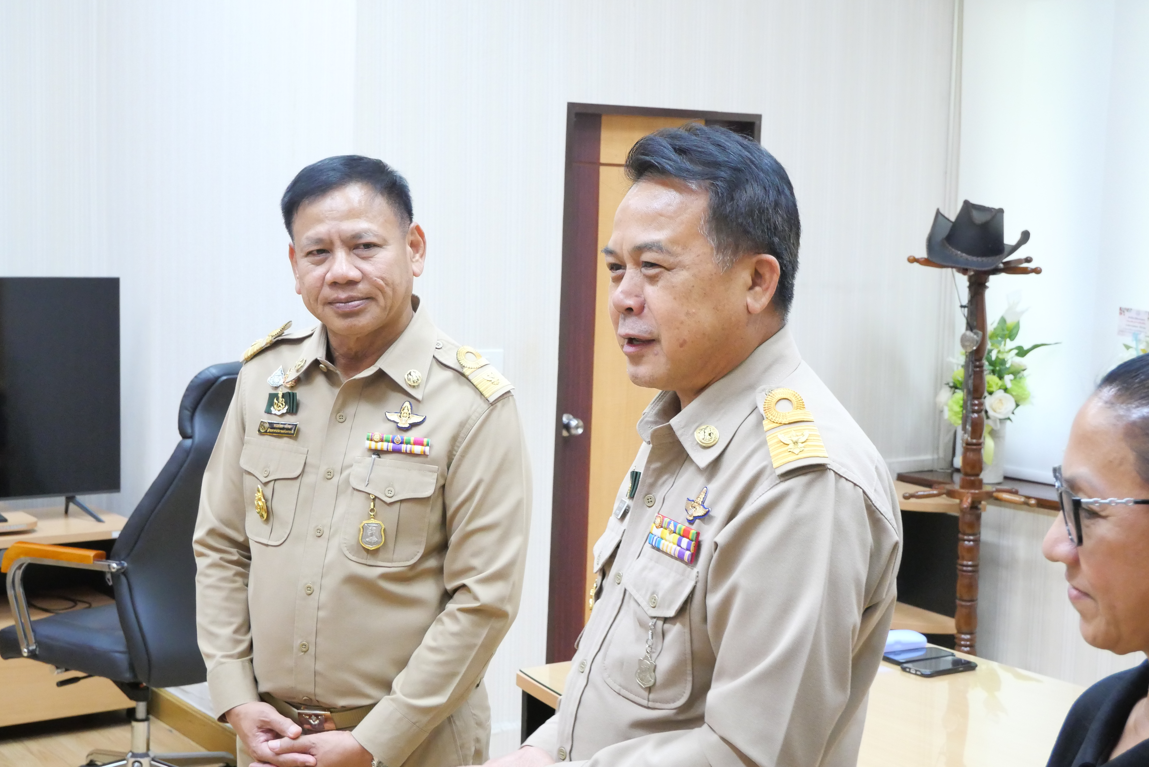 title - คณะผู้ตรวจราชการกรม ผู้อำนวยการสำนัก/กอง/ศูนย์/กลุ่ม ข้าราชการและเจ้าหน้าที่ ร่วมแสดงความยินดีแด่ รองเลขาธิการ ส.ป.ก. เนื่องในโอกาสเข้ารับตำแหน่งใหม่ 